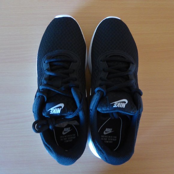 Nike Tanjun Black White Women's Ladies Sneakers Running Shoes Brand New - Picture 8 of 10